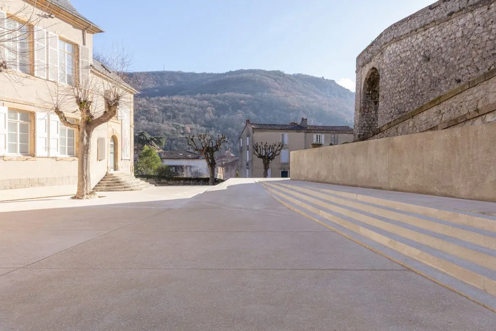 Parvis du château de Foix, Kansei TV