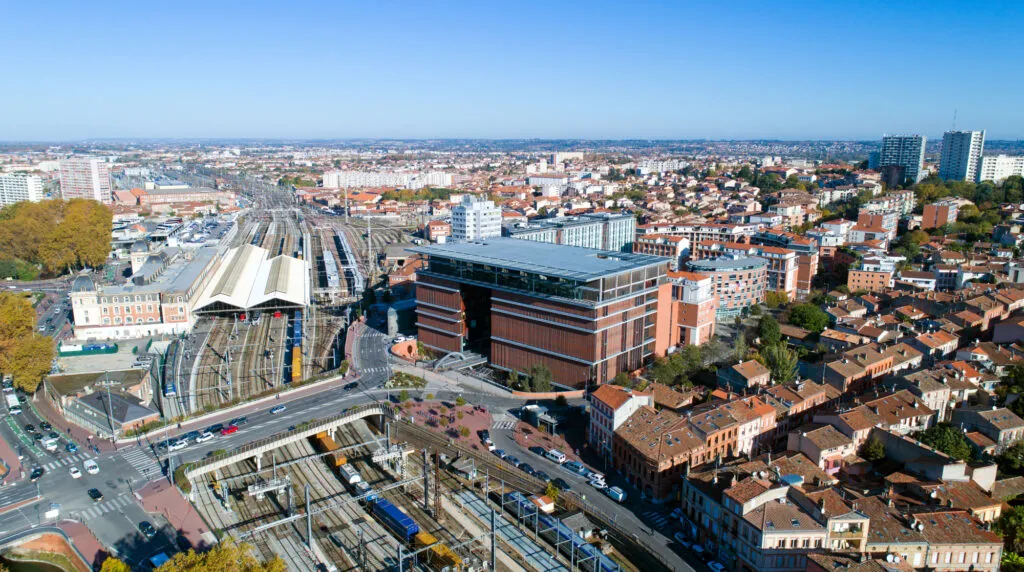 Dans le périmètre de la gare Matabiau innovée et devant être livrée en septembre prochain, un autre grand projet se profile avec ce pôle d'échange multimodal qui est attendu pour 2028.
©Altitude Drone/Shutterstock.