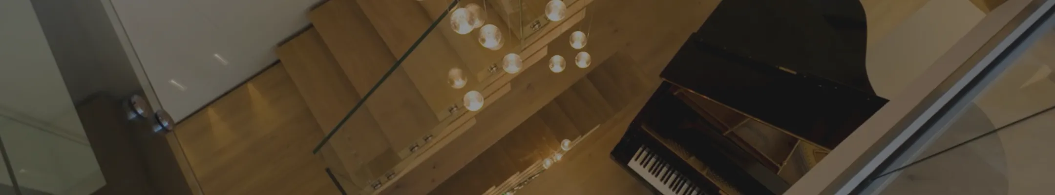 maison filoche reportage piano eclairage plafonnier escalier